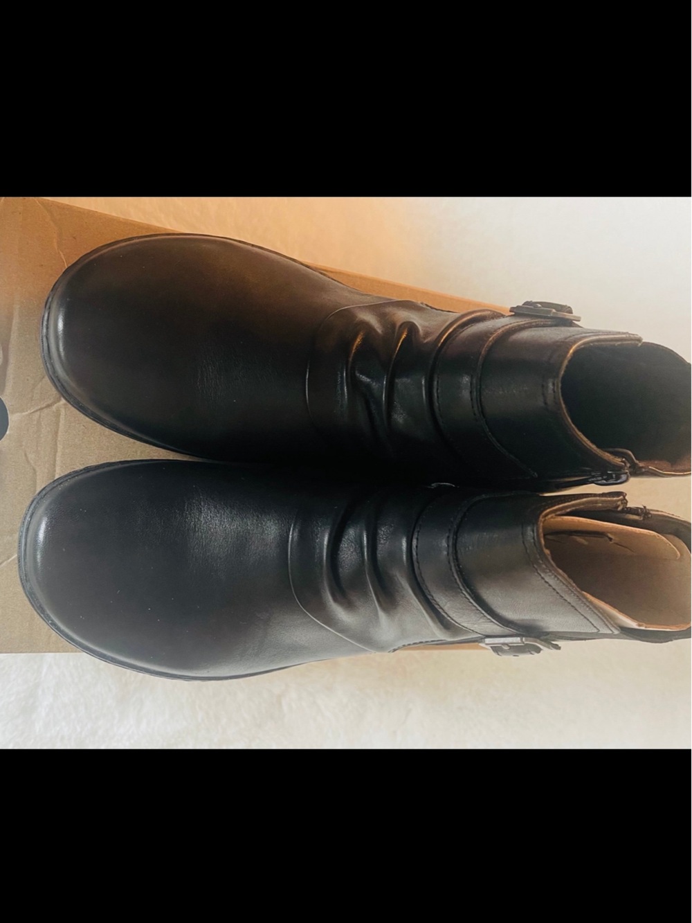 New in Box Women’s Clarks Leather Ankle Boots size 11 wide